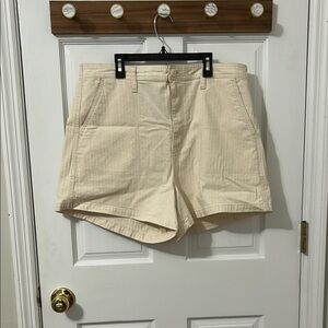 Madewell  Woven Cream  Camp Shorts  with belt
Loops & pockets NWT